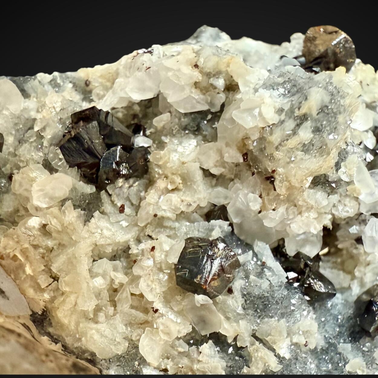 Sphalerite With Ankerite & Calcite On Quartz