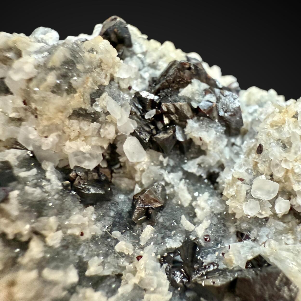 Sphalerite With Ankerite & Calcite On Quartz