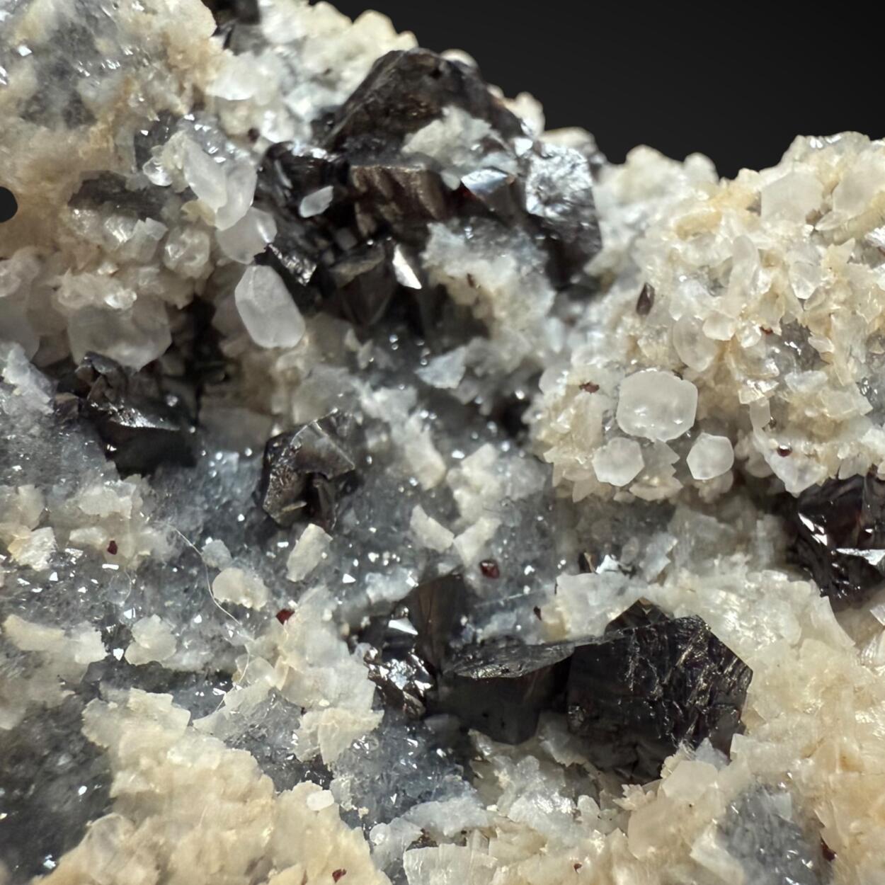 Sphalerite With Ankerite & Calcite On Quartz