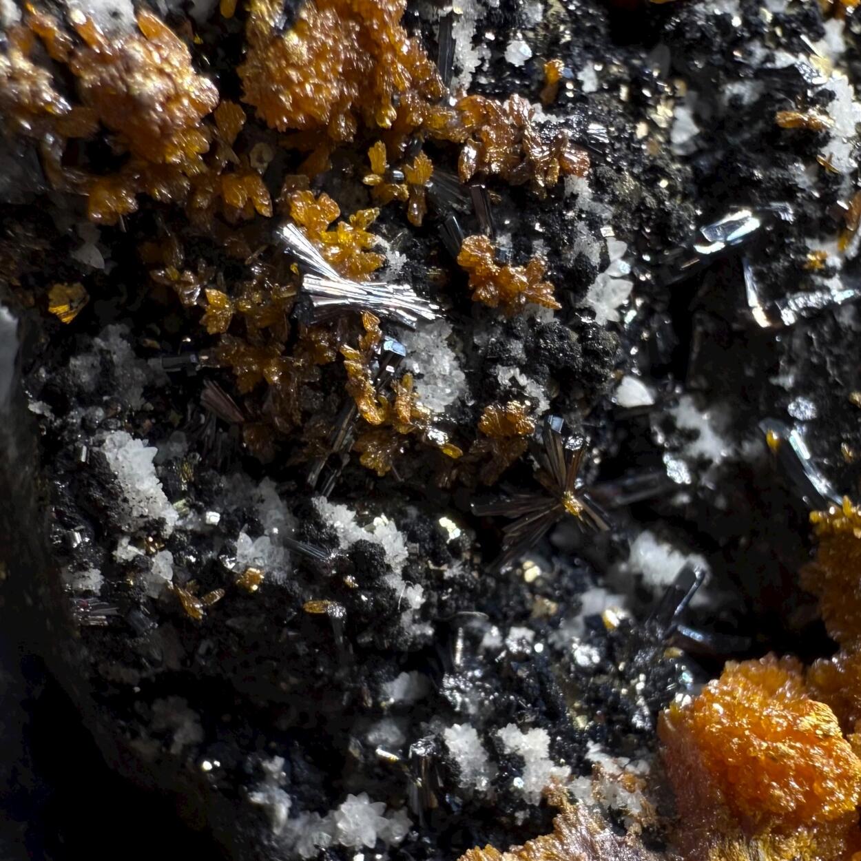 Hutchinsonite Orpiment & Quartz