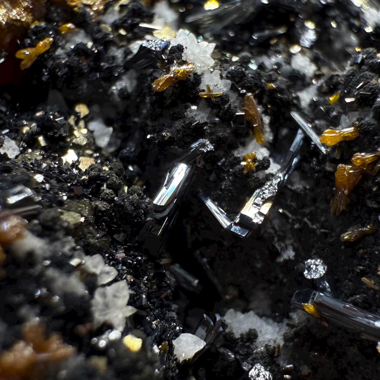 Hutchinsonite Orpiment & Quartz