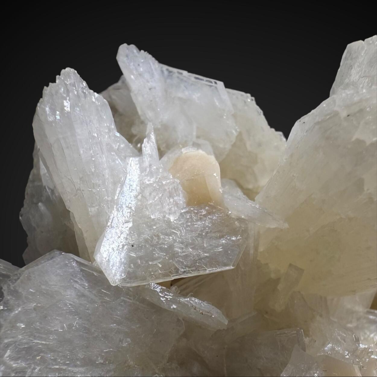 Powellite & Stilbite