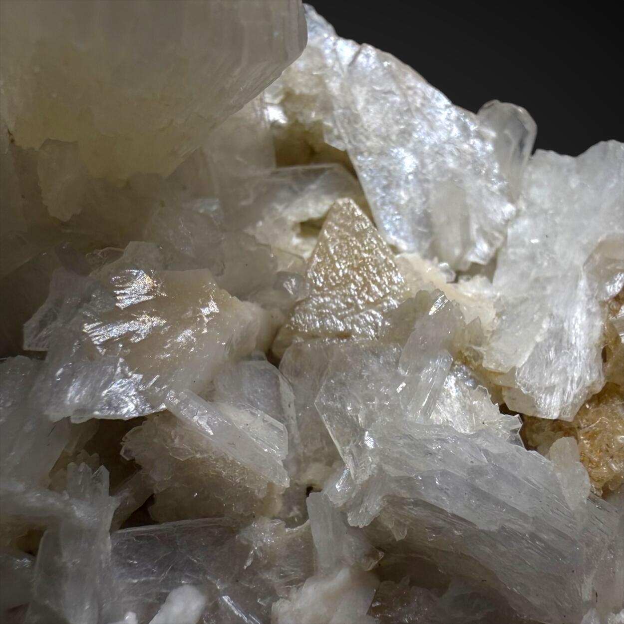 Powellite & Stilbite