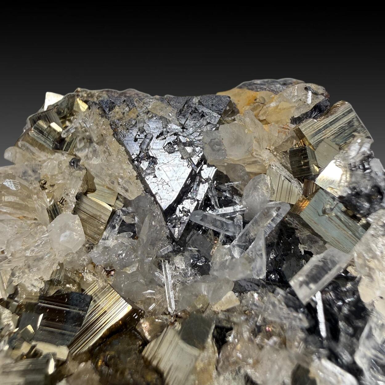 Chalcopyrite Pyrite Sphalerite & Quartz