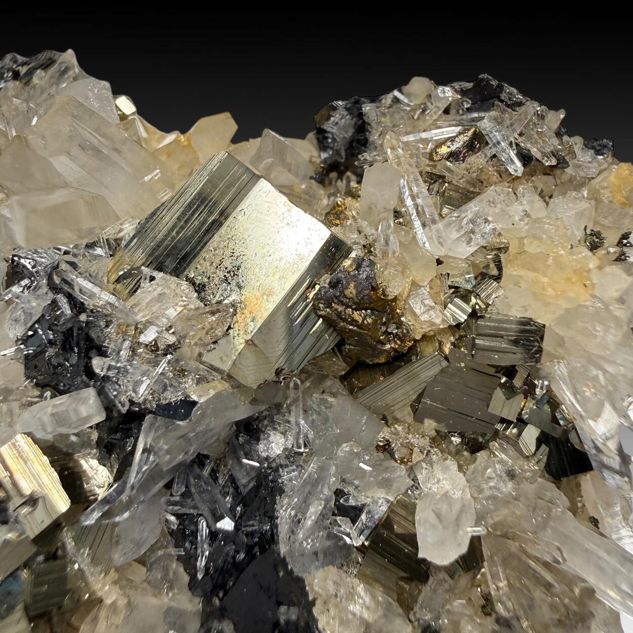 Chalcopyrite Pyrite Sphalerite & Quartz