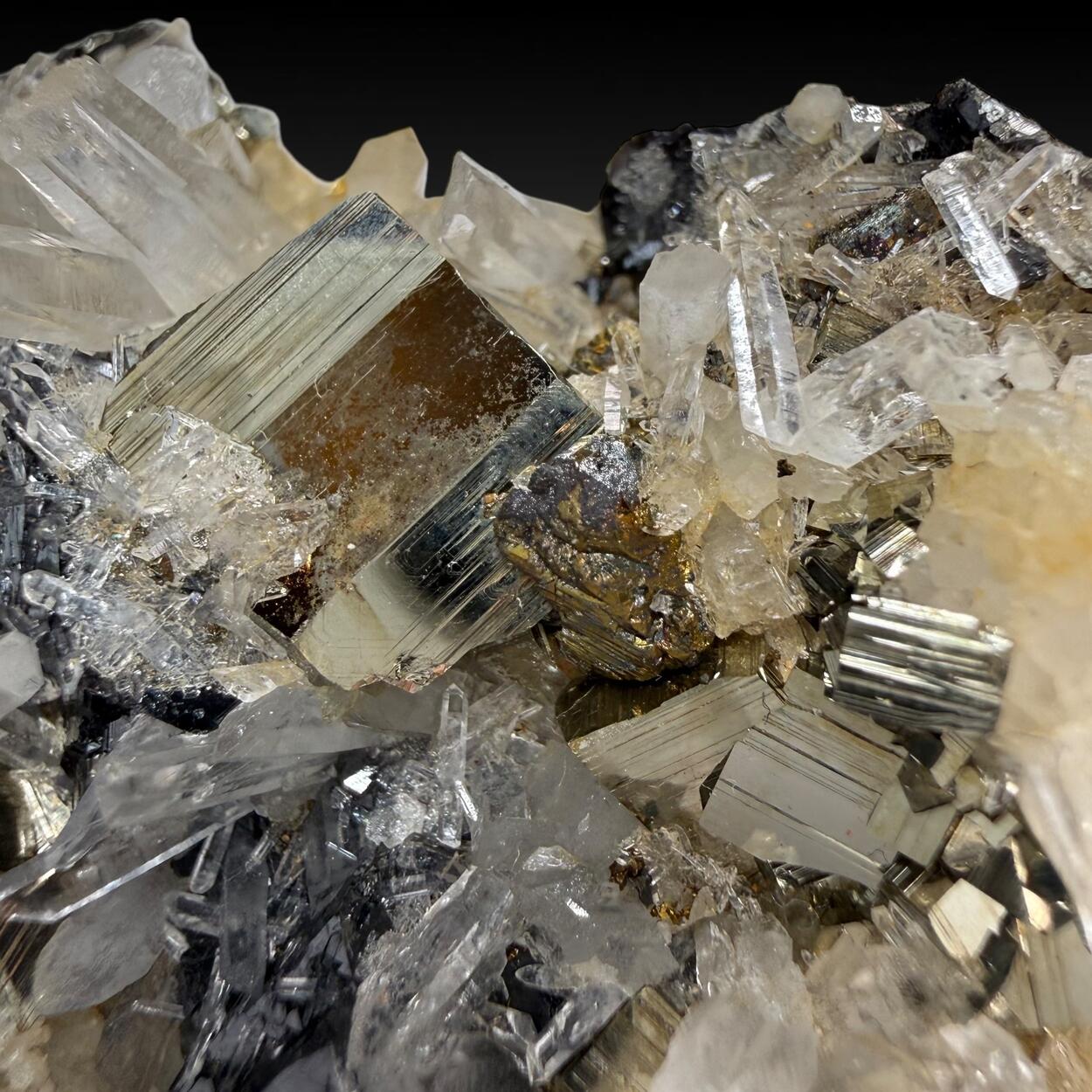 Chalcopyrite Pyrite Sphalerite & Quartz