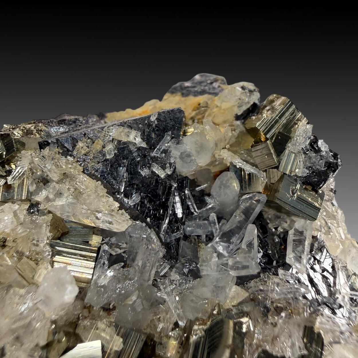 Chalcopyrite Pyrite Sphalerite & Quartz