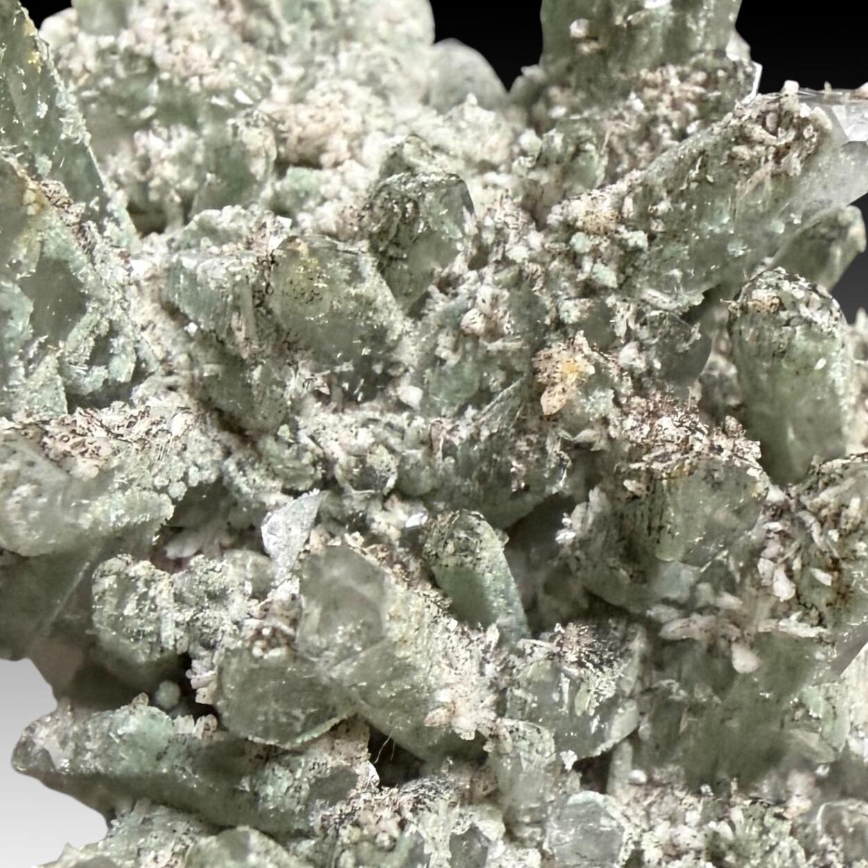 Pumpellyite-(Mg) On Quartz