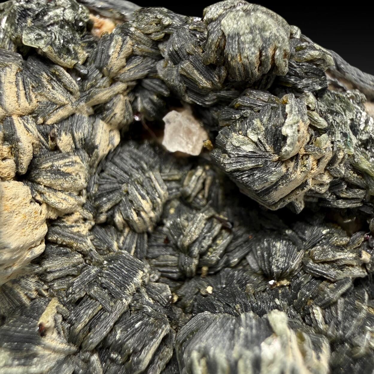 Clinochlore & Rutile