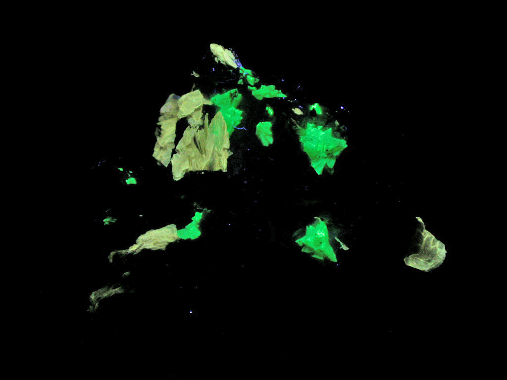 Sérandite & Genthelvite