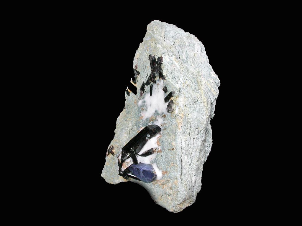 Benitoite Joaquinite-(Ce) & Neptunite