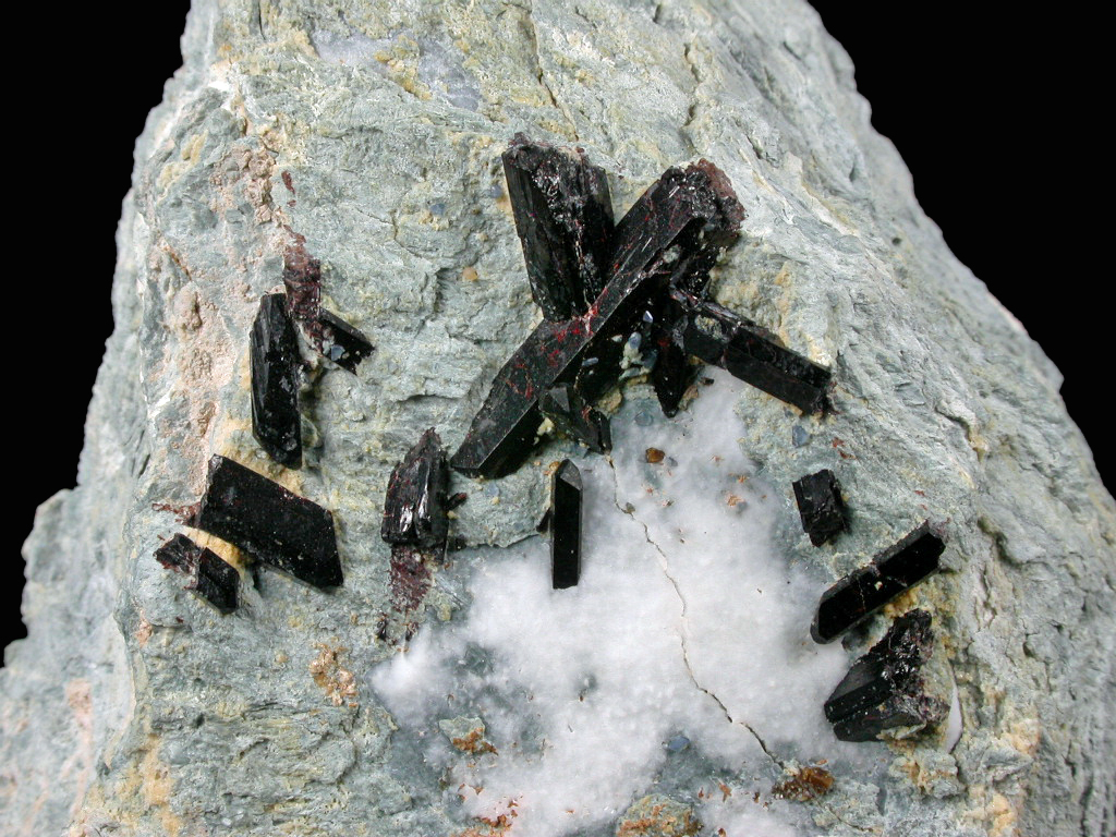 Benitoite Joaquinite-(Ce) & Neptunite