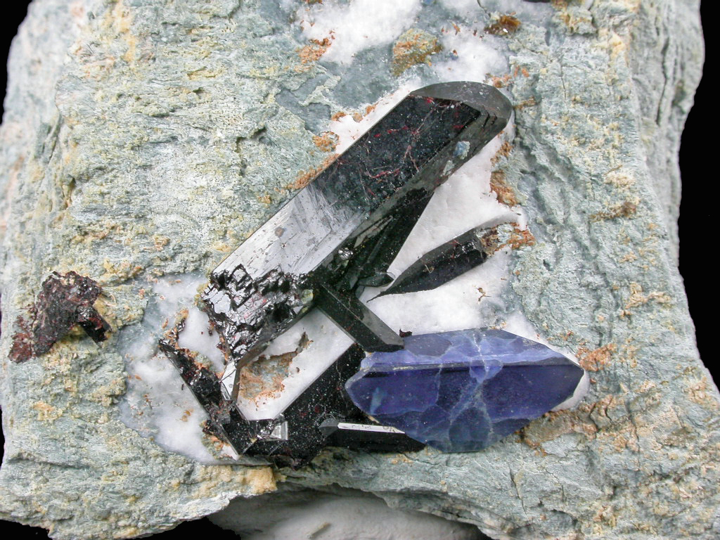 Benitoite Joaquinite-(Ce) & Neptunite