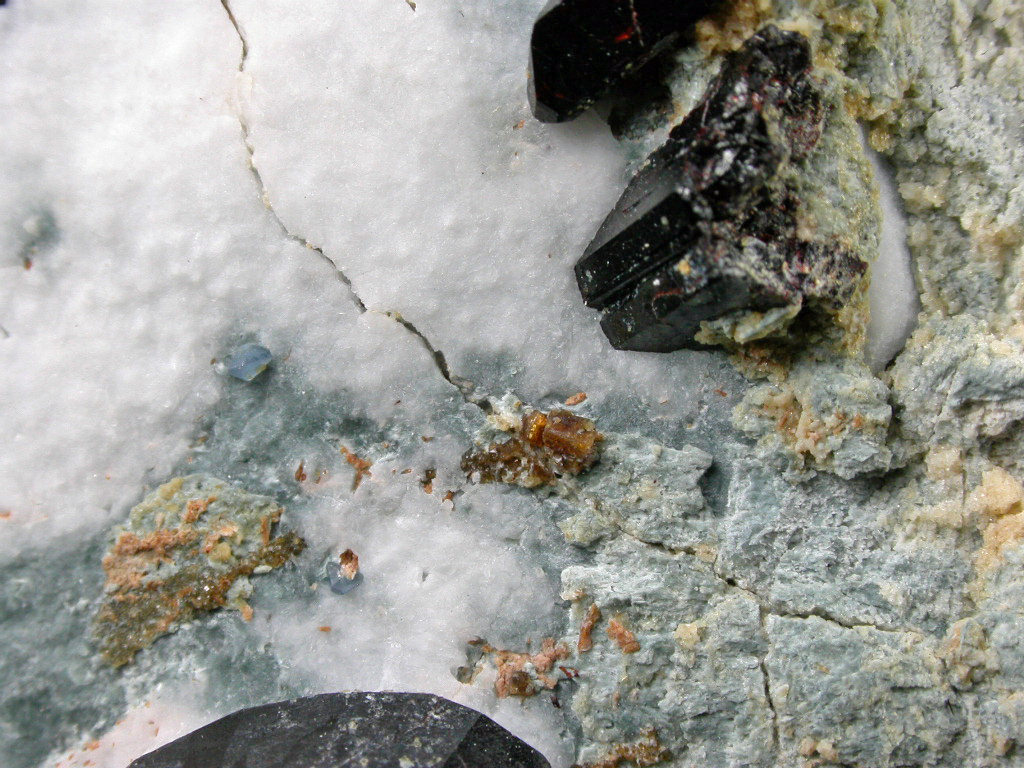 Benitoite Joaquinite-(Ce) & Neptunite