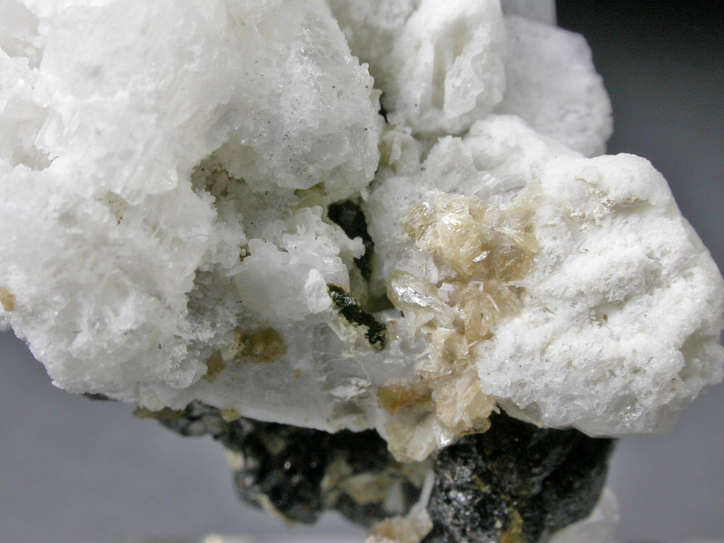 Sphalerite Sabinaite & Analcime