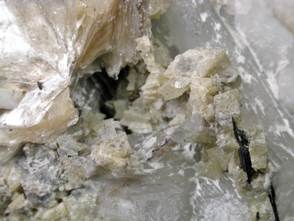 Genthelvite Natrolite & Polylithionite
