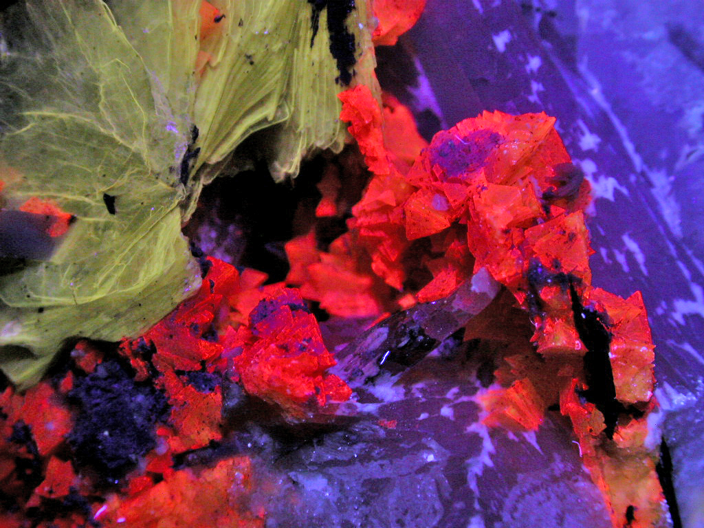 Genthelvite Natrolite & Polylithionite