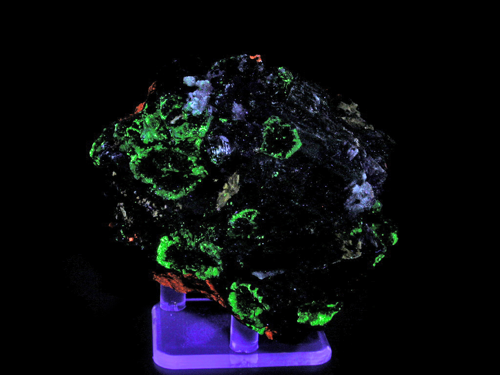 Sérandite Catapleiite & Manganoneptunite