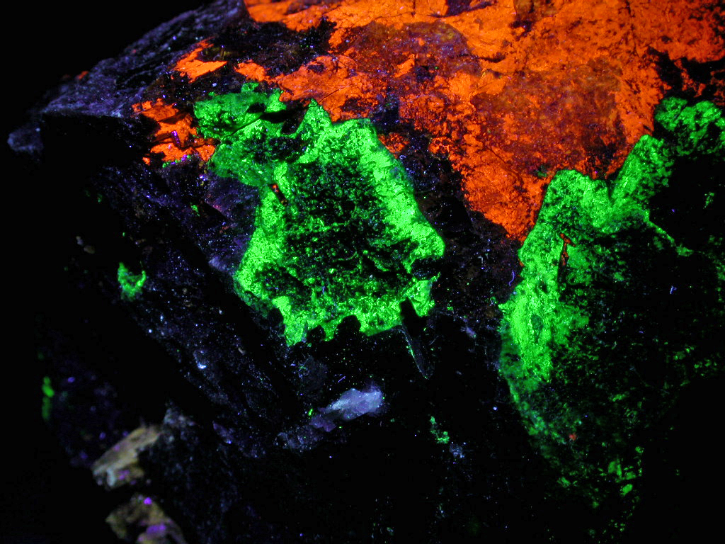 Sérandite Catapleiite & Manganoneptunite