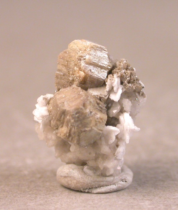 Charleshatchettite & Donnayite-(Y)