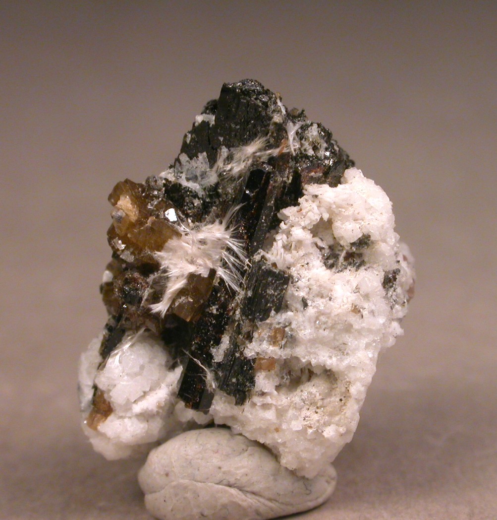 Niveolanite Petersenite-(Ce) & Franconite