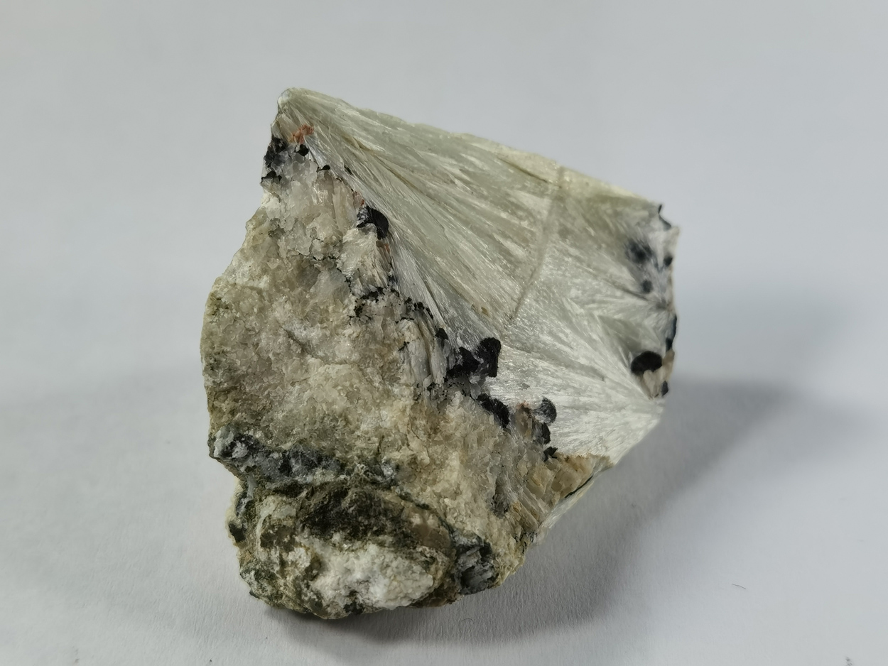 Pectolite & Julgoldite-(Fe2+)