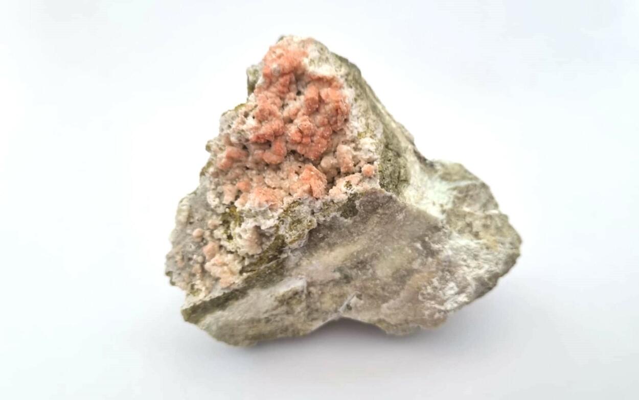 Shijiangshanite Garnet & Hydroxyapophyllite-(K)