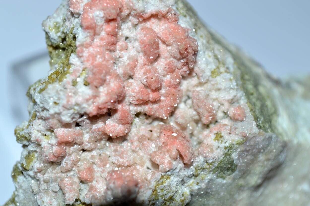 Shijiangshanite Garnet & Hydroxyapophyllite-(K)