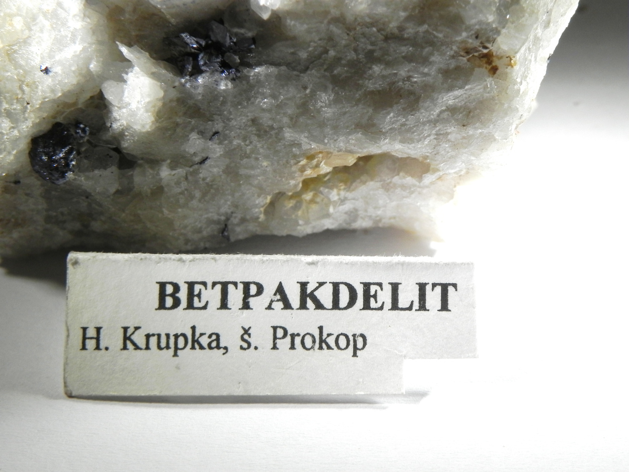 Betpakdalite & Molybdenite