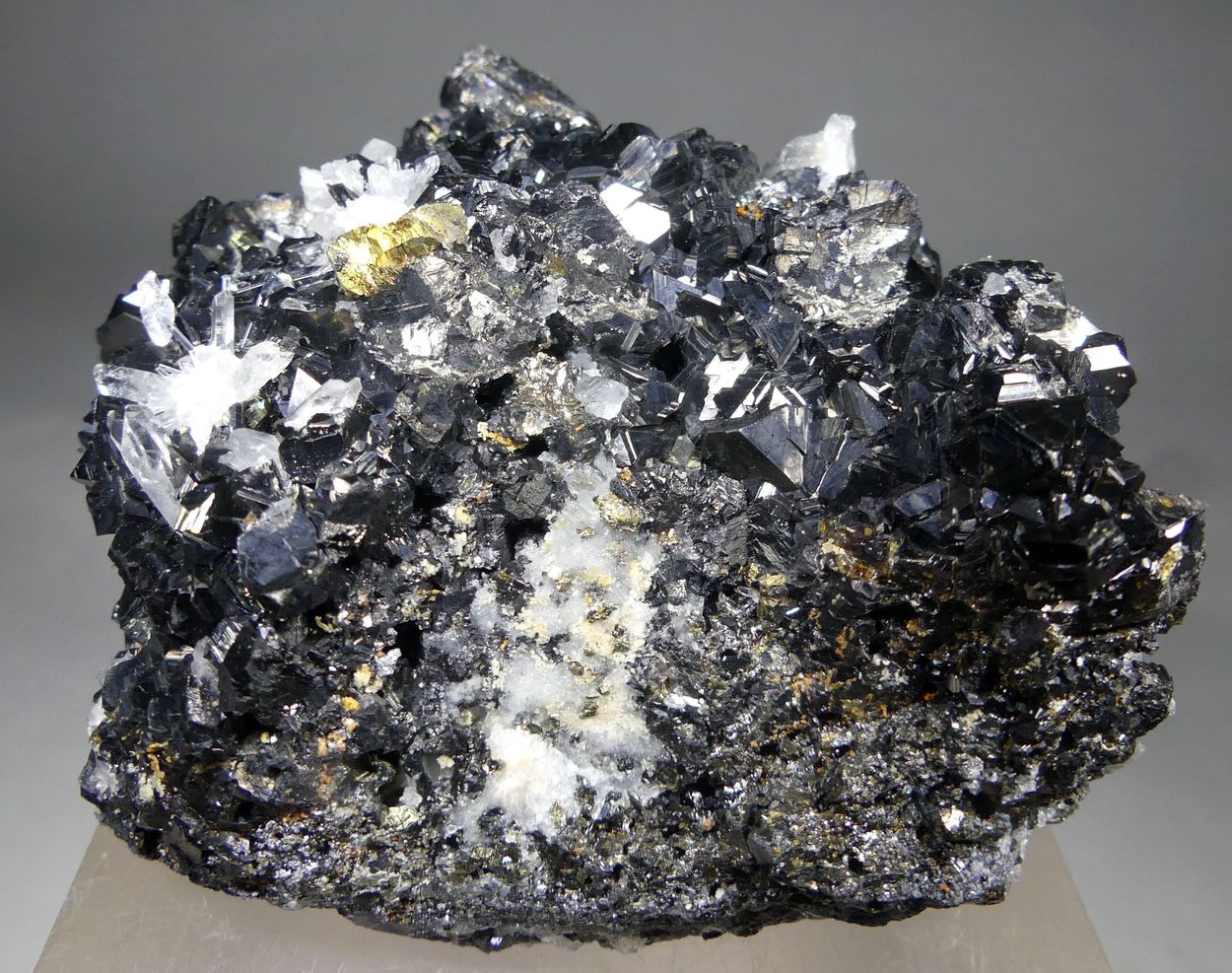 Quartz Var Japan Law & Chalcopyrite On Sphalerite