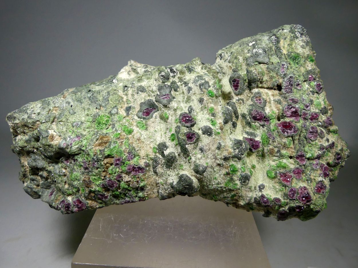 Pyrope Kelyphite & Chromian Diopside In Forsterite