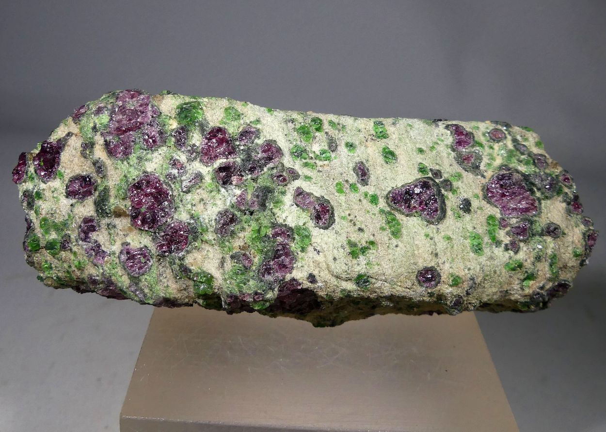 Pyrope Kelyphite & Chromian Diopside In Forsterite