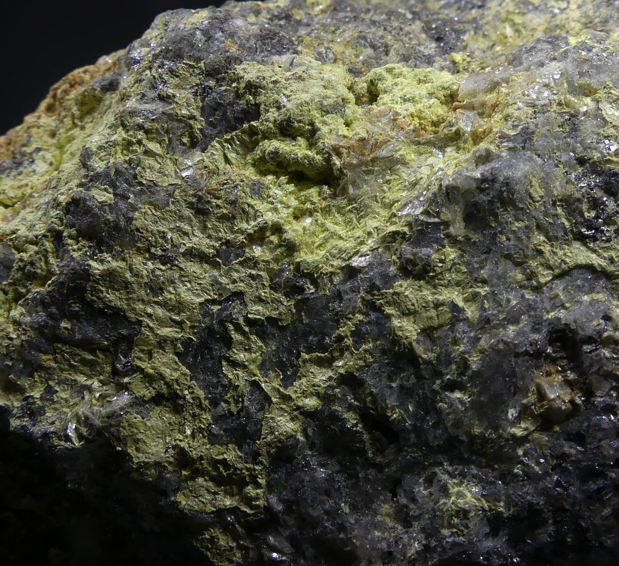 Ferrimolybdite With Molybdenite & Sericite