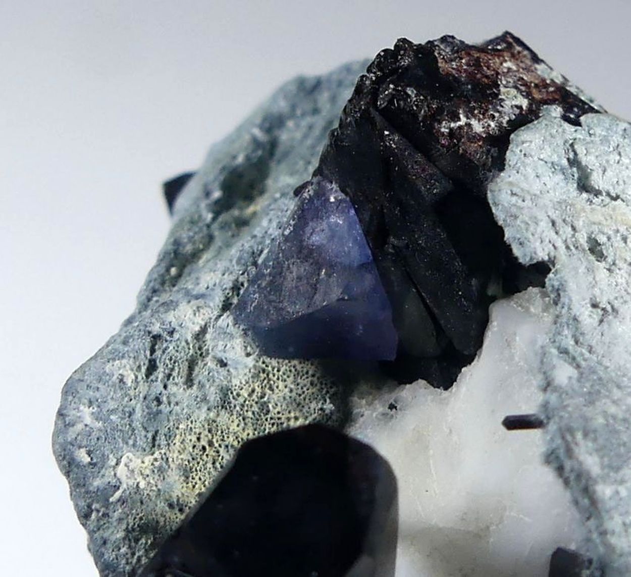 Benitoite & Neptunite