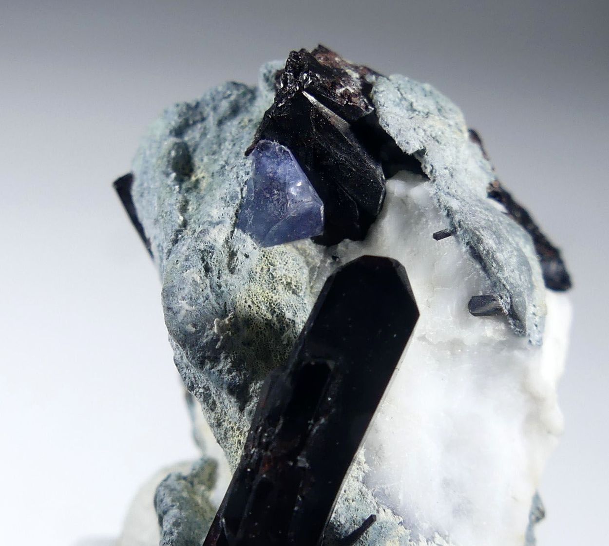 Benitoite & Neptunite