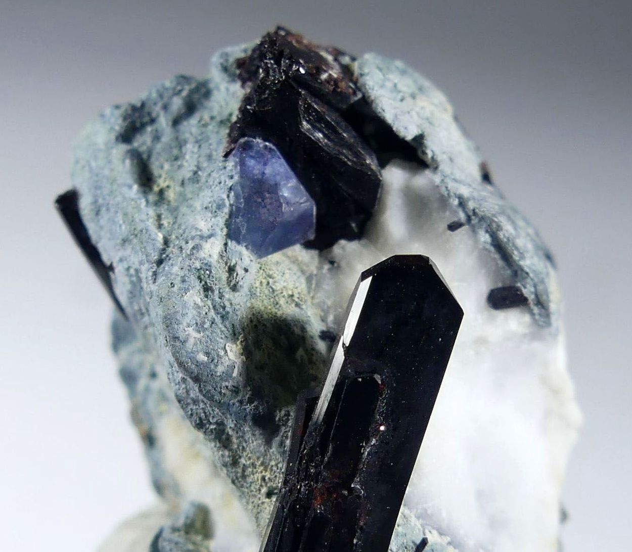 Benitoite & Neptunite