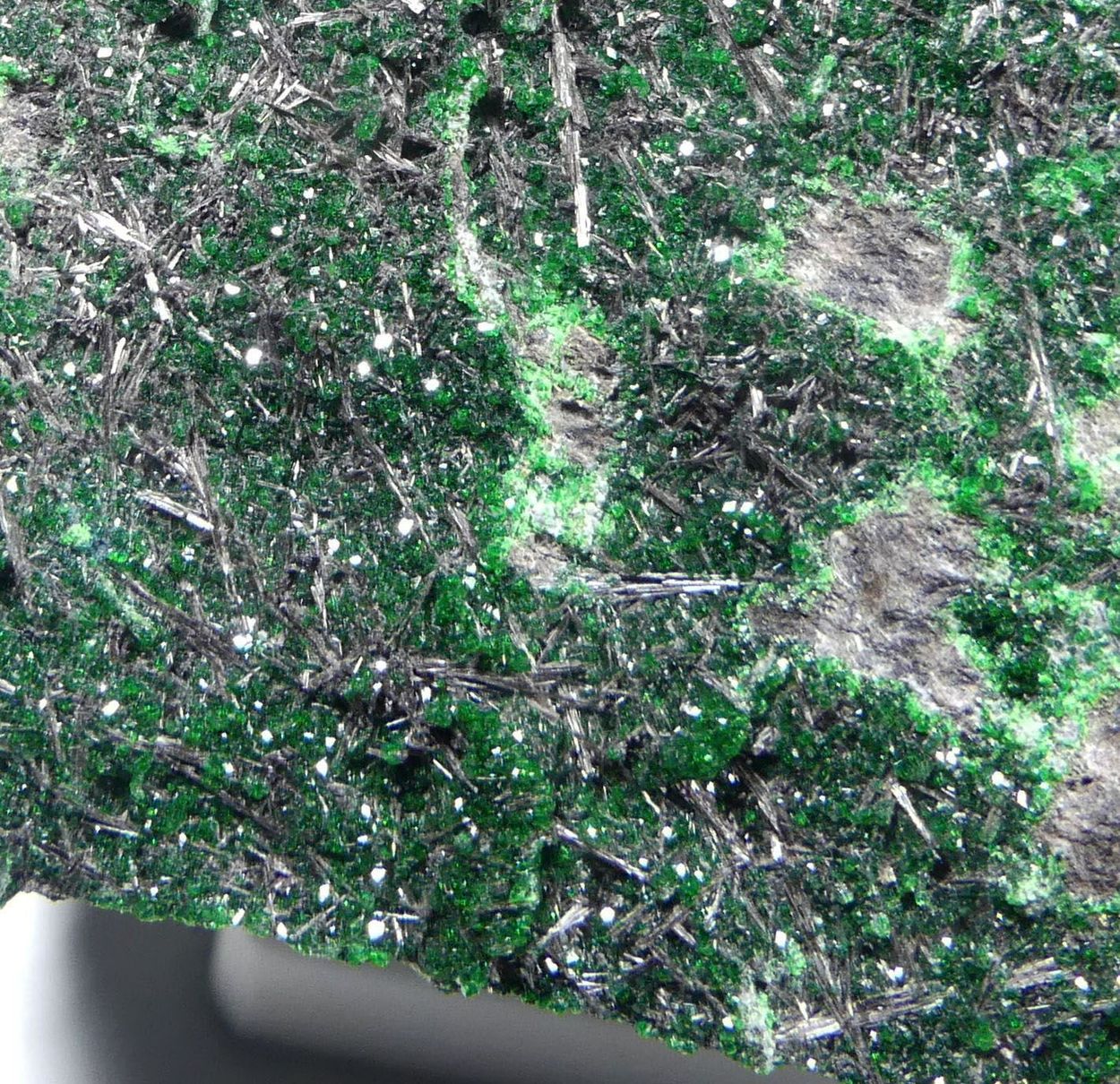 Shuiskite & Uvarovite