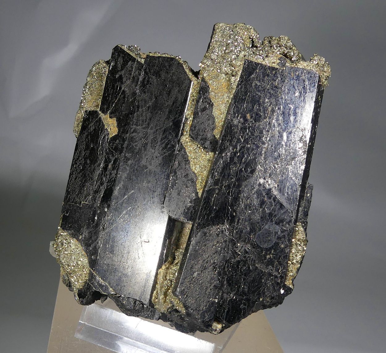 Ferberite With Pyrite