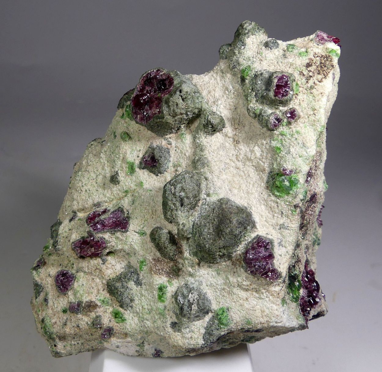 Pyrope With Chromian Diopside Forsterite & Kelyphite