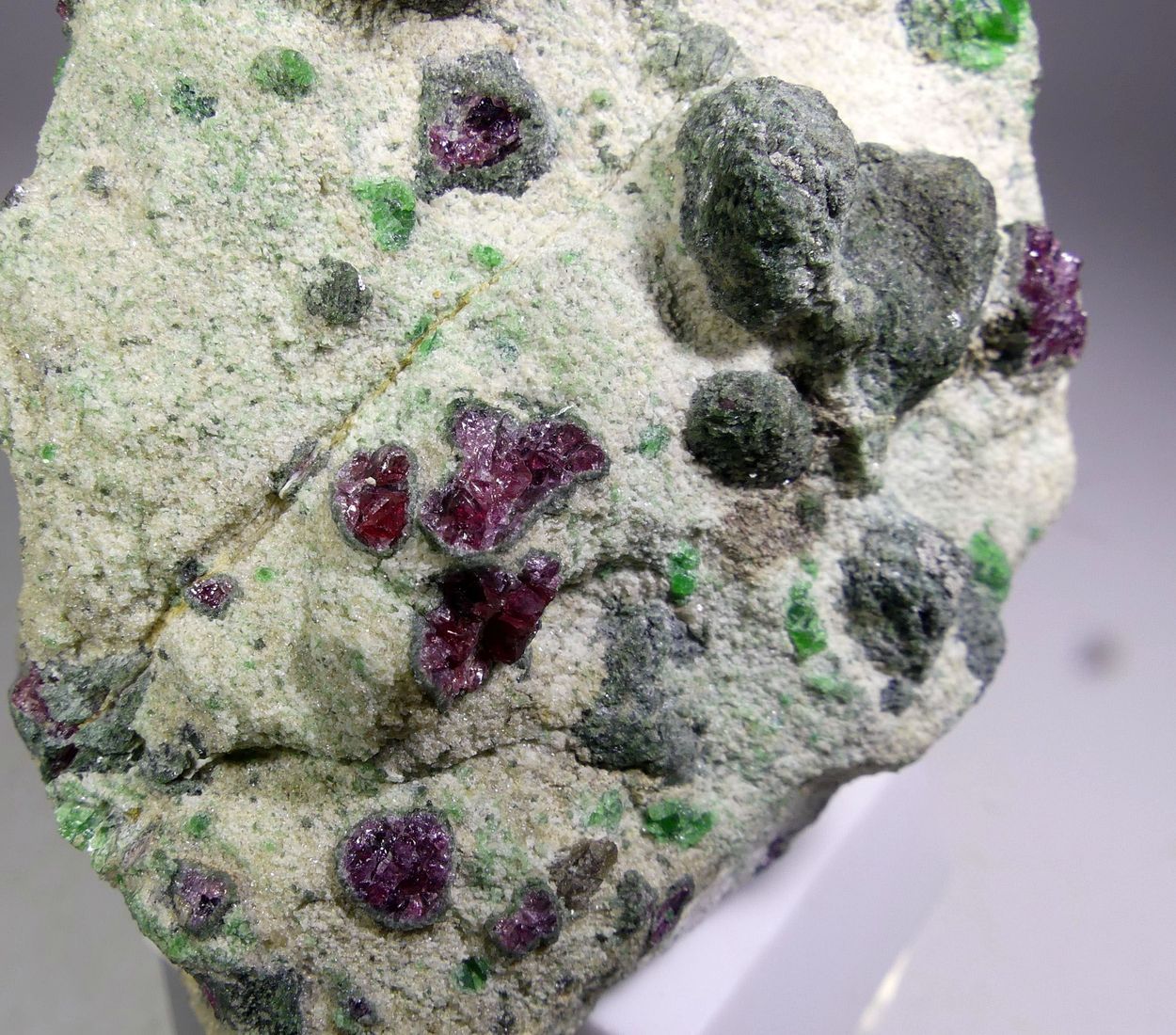 Pyrope With Chromian Diopside Forsterite & Kelyphite