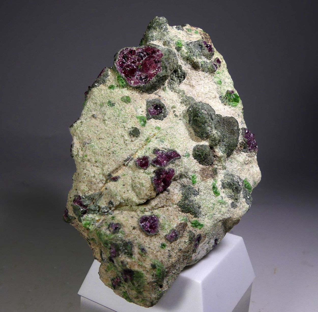 Pyrope With Chromian Diopside Forsterite & Kelyphite
