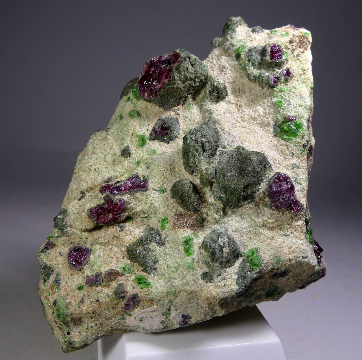 Pyrope With Chromian Diopside Forsterite & Kelyphite