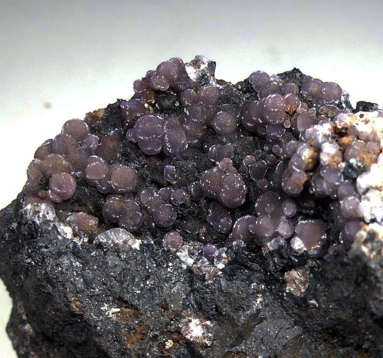 Strengite On Rockbridgeite On Magnetite