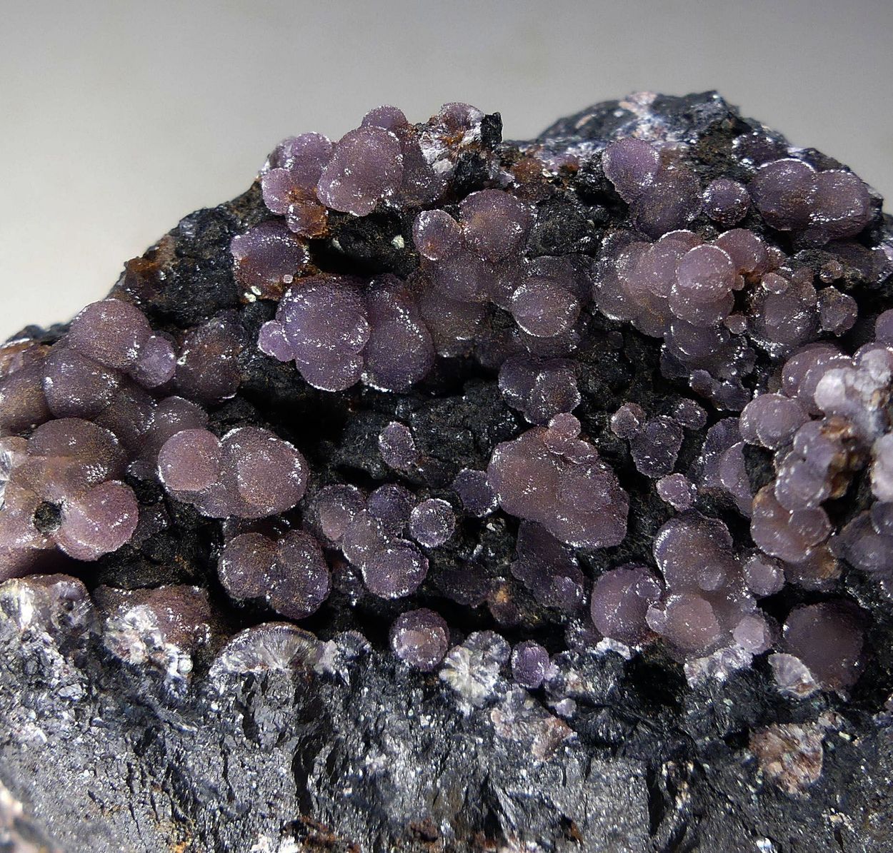 Strengite On Rockbridgeite On Magnetite