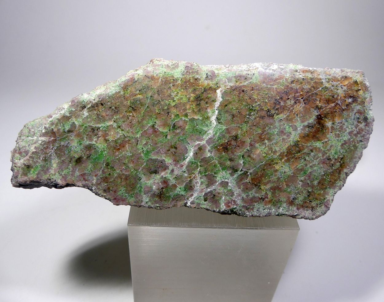 Pyrope In Chrome-Omphacite