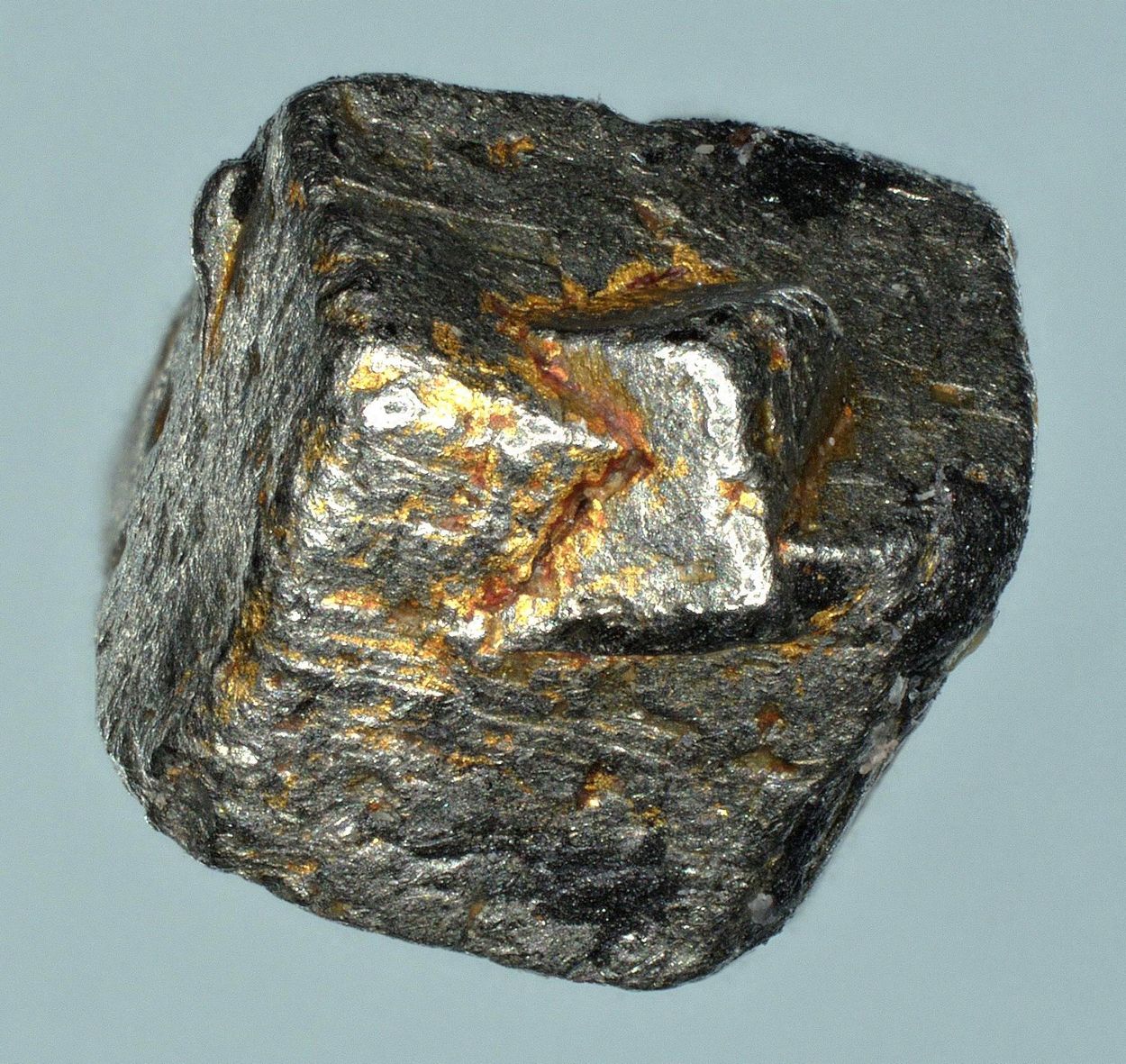 Isoferroplatinum With Native Gold