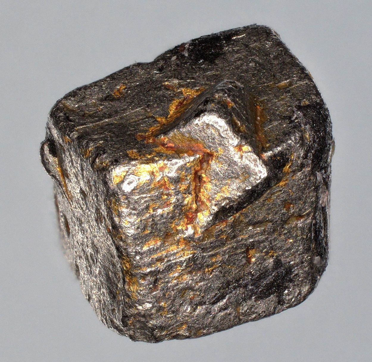 Isoferroplatinum With Native Gold
