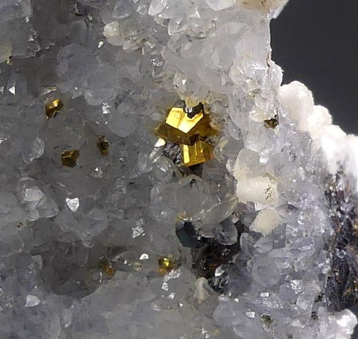 Manganoan Calcite With Sphalerite & Chalcopyrite On Quartz Psm Manganoan Calcite