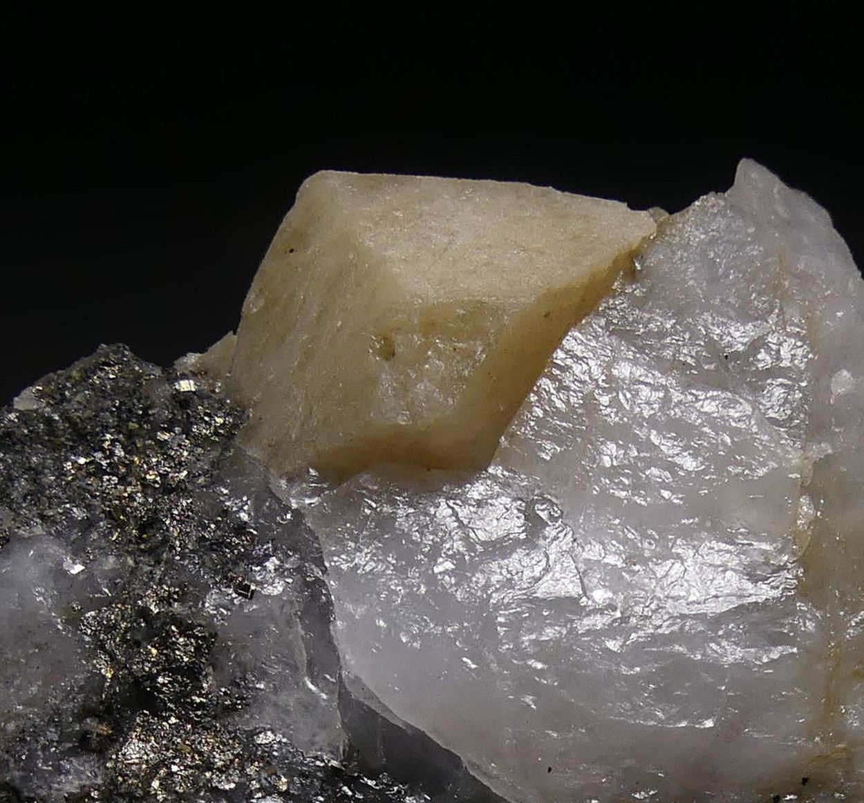 Scheelite On Quartz With Pyrite