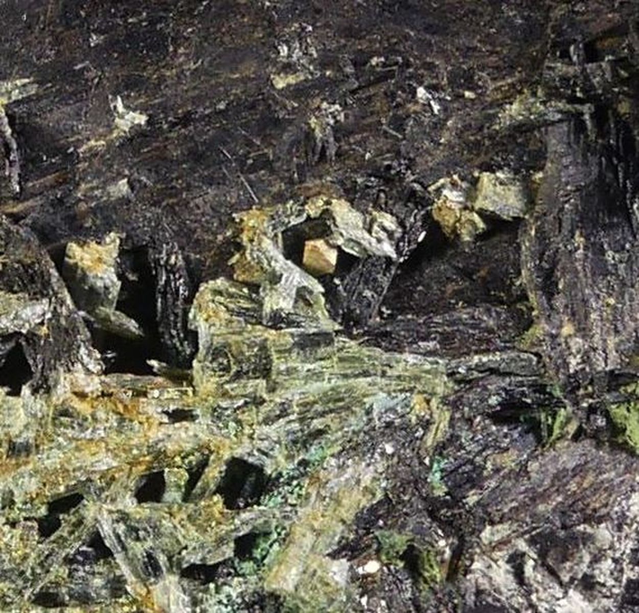 Cerite-(Ce) Törnebohmite-(Ce) Allanite & Amphibole